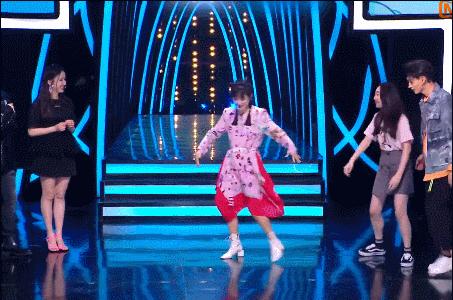 胡歌为礼仪小姐姐化解尴尬娱乐,胡歌帮礼仪小姐解围对比