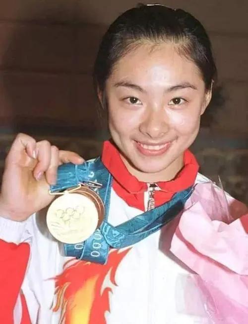 刘璇什么时候退役的 (体操冠军刘璇夺冠的艰难过程)