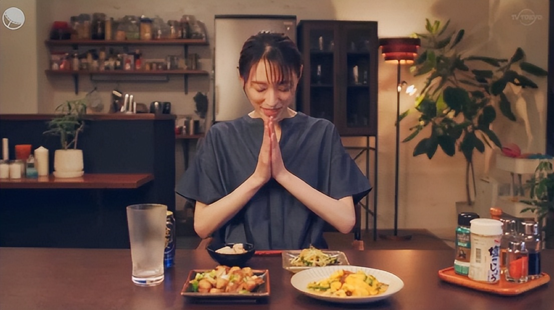 这部日剧拍出了每个社畜向往的生活—小酌怡情