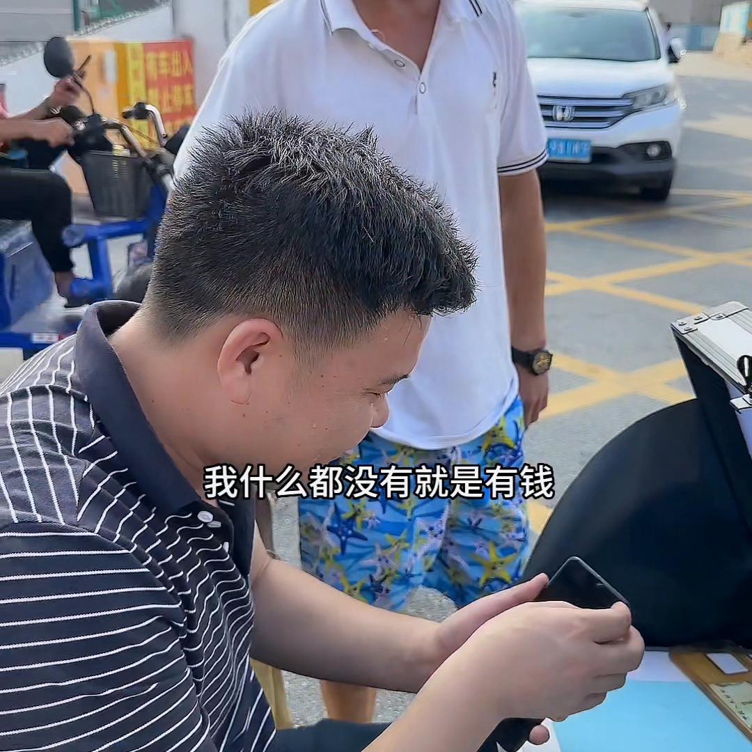 看着不起眼却赚钱的行业,摆摊贴膜生意好做吗