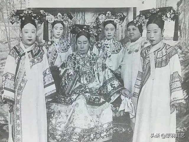 紫禁城最美三格格，在新中国摆摊卖香烟，毛主席为她点了个赞