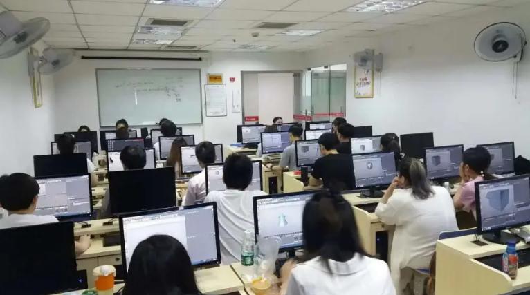 干1天歇3天的“三和大神”，每天混日结、抽散烟，他们为何如此？