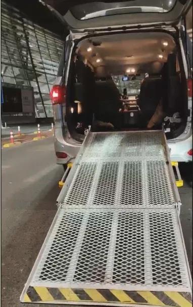 轮椅行走无障碍出行,心中有梦不畏前行