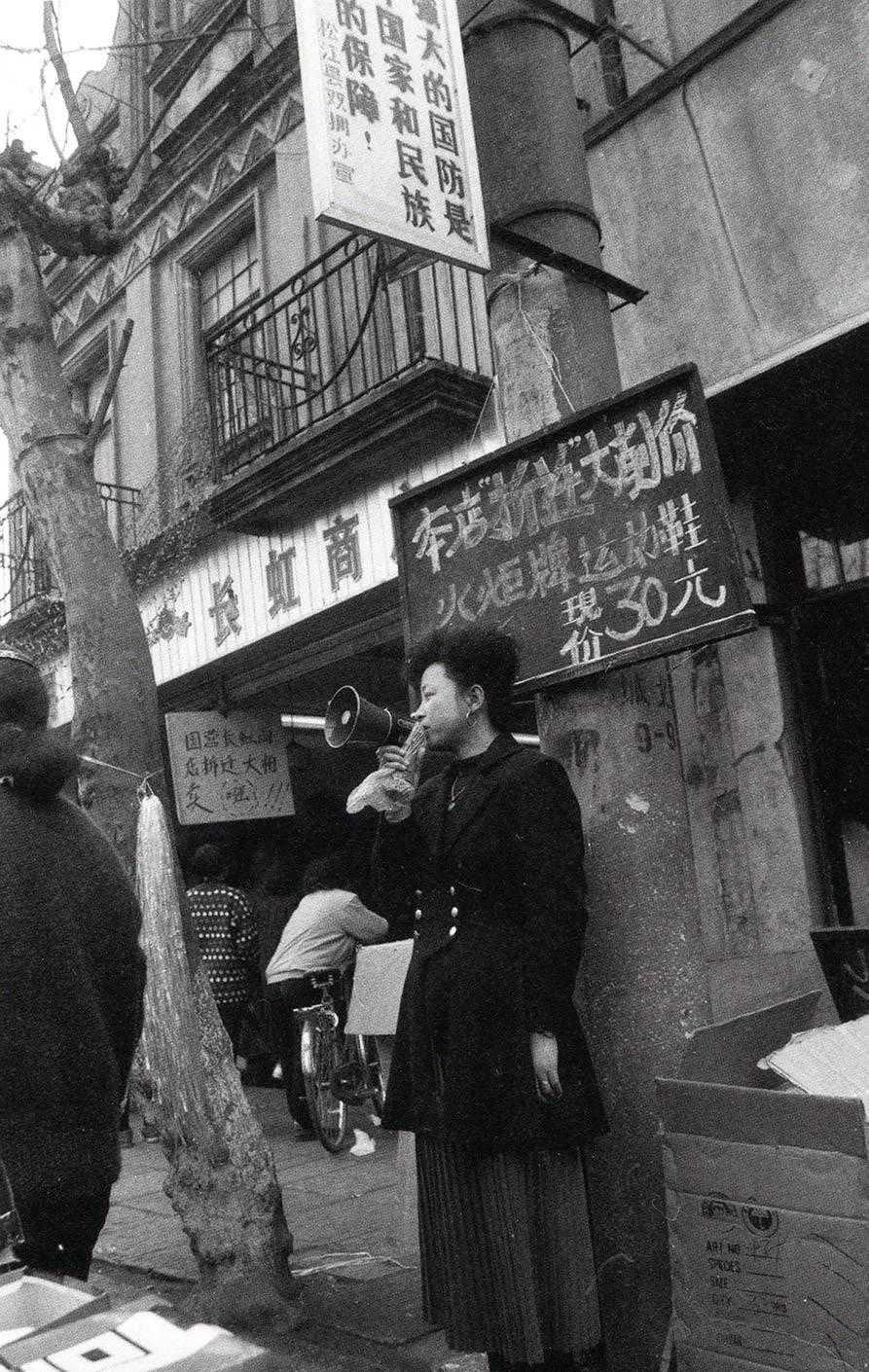 1900年，北京富户人家，服饰臃肿华美，精神状态很佳