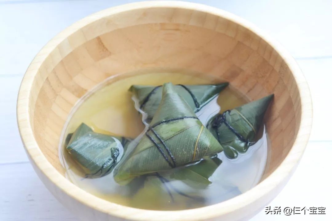 手残党怎么包四角粽子,六个月以上宝宝粽子做法