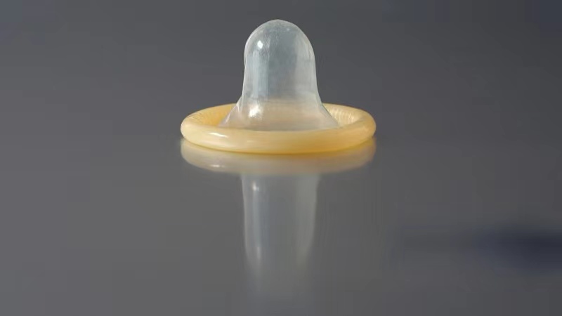 为什么避孕套上会有一层油？对身体有危害吗？