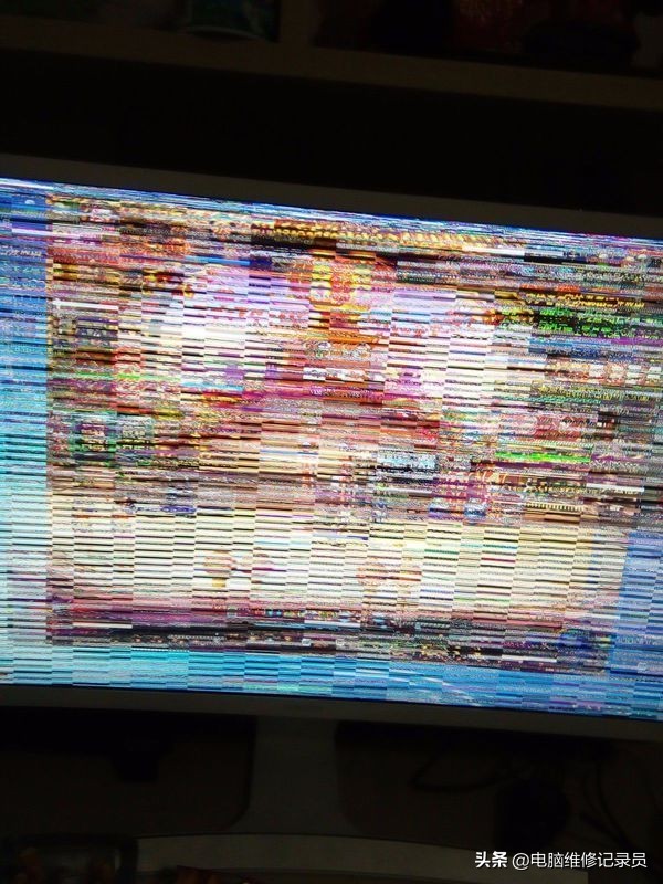 电脑看视频花屏什么原因,电脑开机出现条纹花屏是什么原因