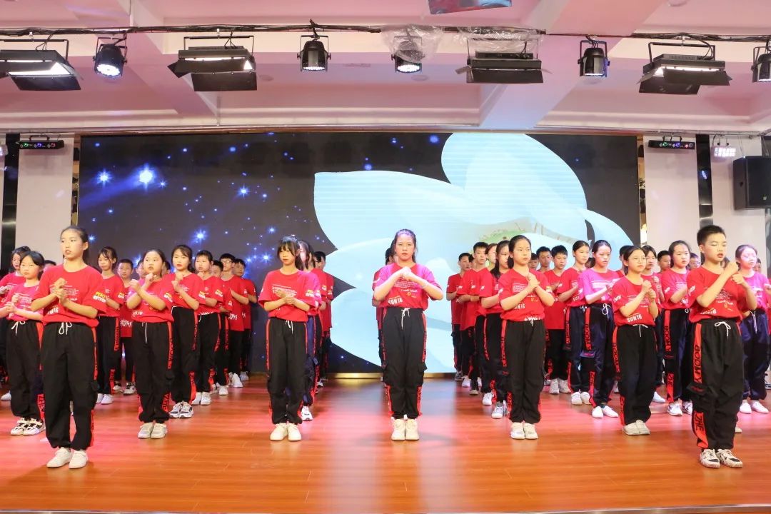 万二小举行2016级毕业典礼暨毕业班综合素质拓展活动