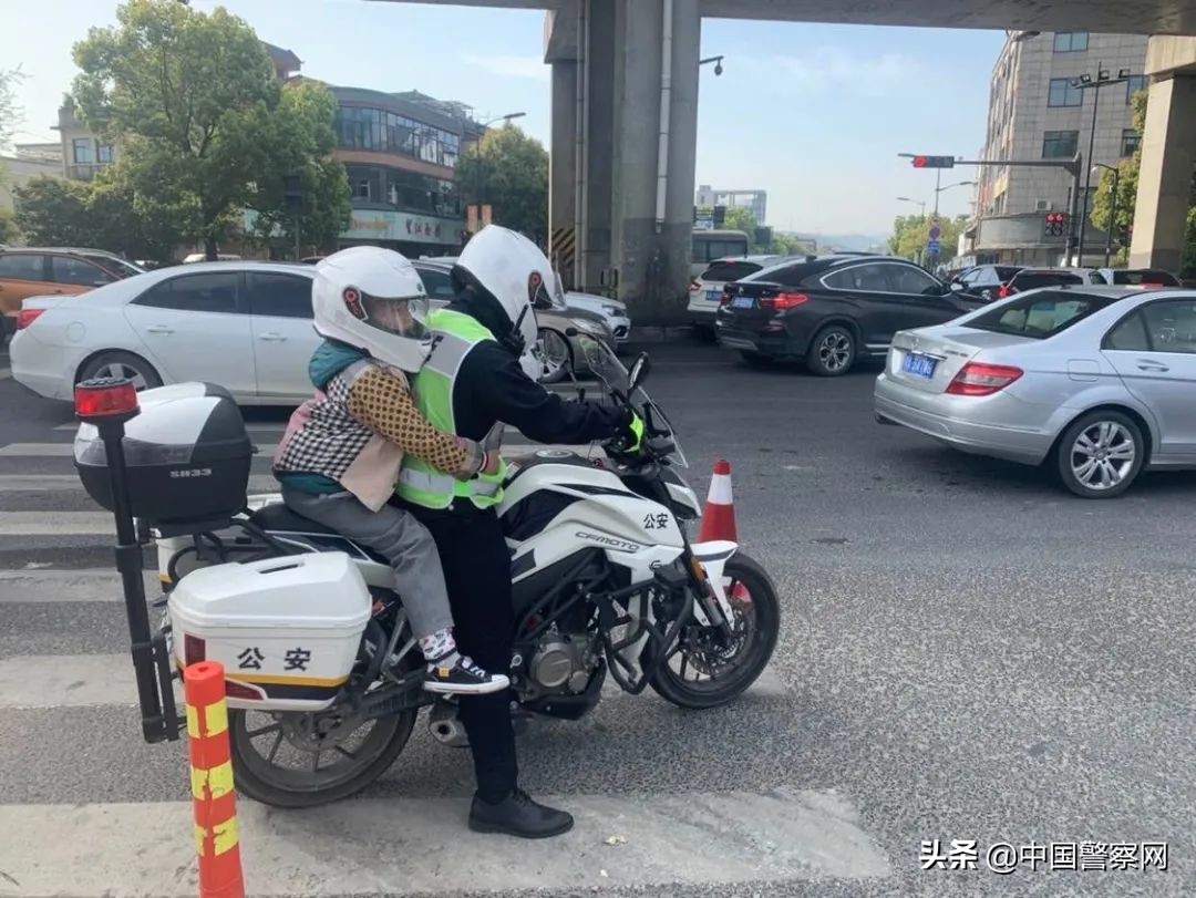 热心群众送物资警民一心同抗疫,抗疫一线党旗红勠力同心战疫情