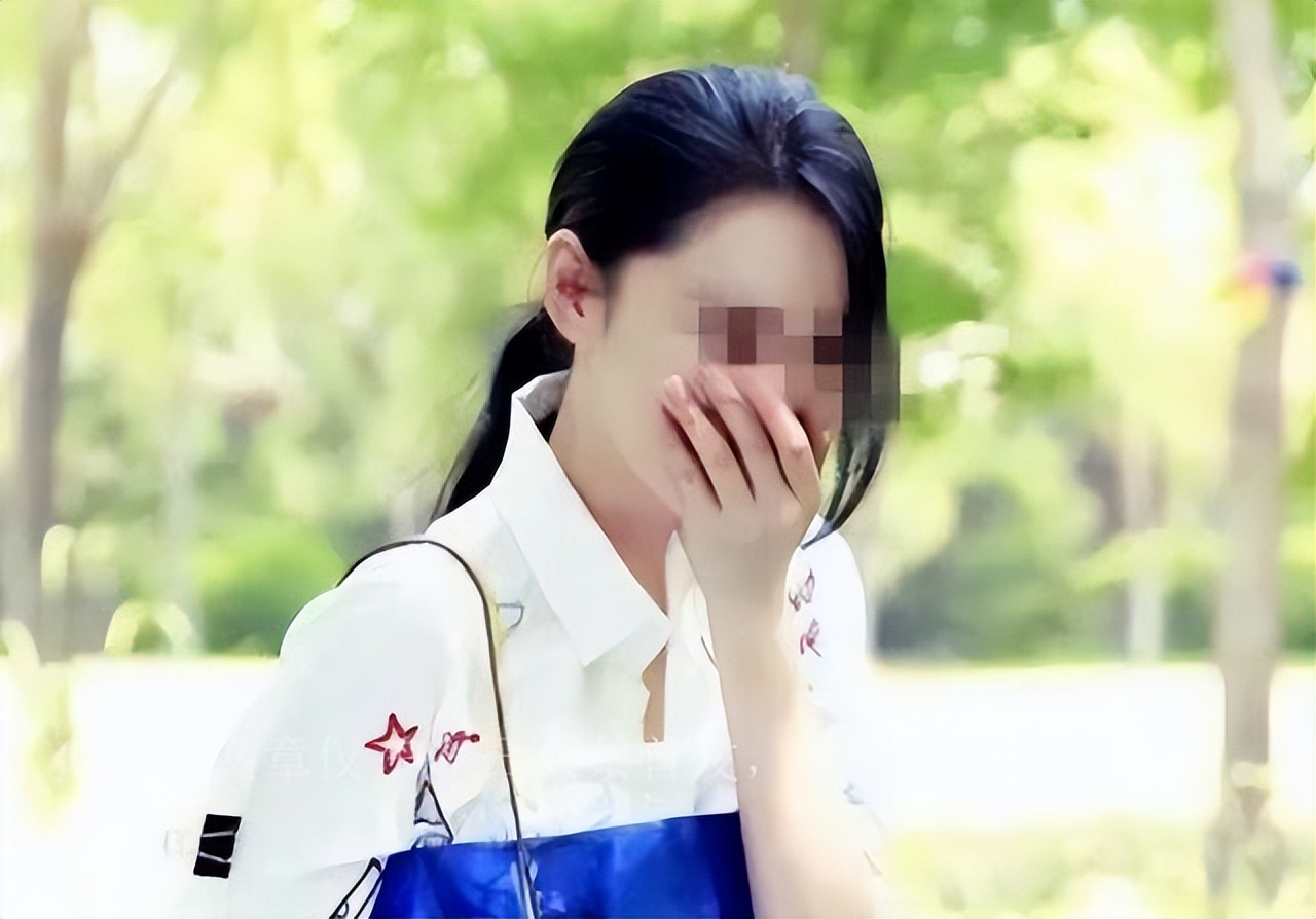 女子当街殴打小三，竟掏出*体下**的毛塞进对方嘴里，路人：没眼看！