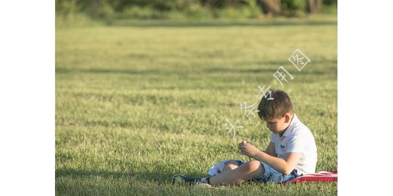 小伙被父亲联合后妈赶出家门，5年后霸气归来，看见后妈愣住了