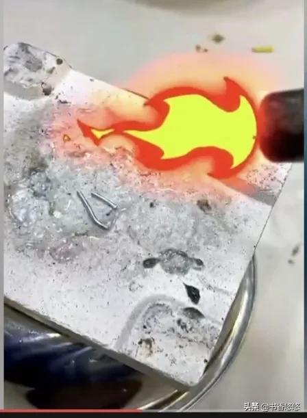 男子拿电线在金店问价格,男子拿旧电线进店问价格