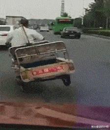 女生上学和出去玩的区别,女生在上课穿校服