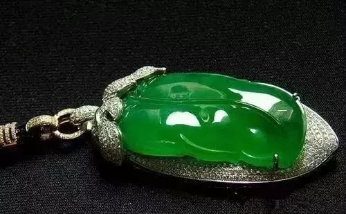 啤酒瓶做帝王绿翡翠,高人拿啤酒瓶做翡翠