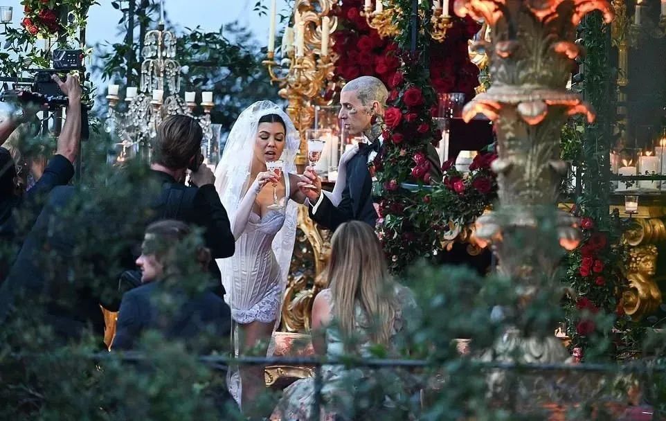 卡戴珊婚礼现场,卡戴珊大姐礼服