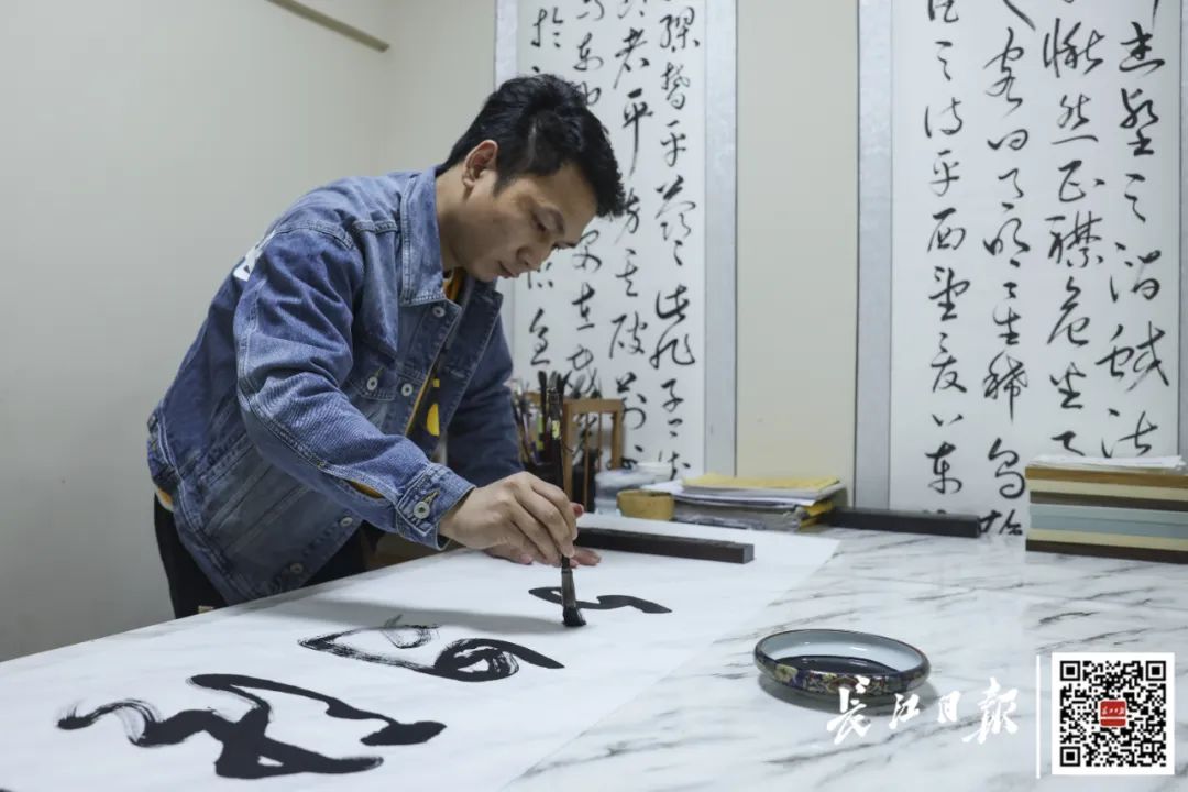 武汉90后小伙修钢笔火了，全国人都来找他