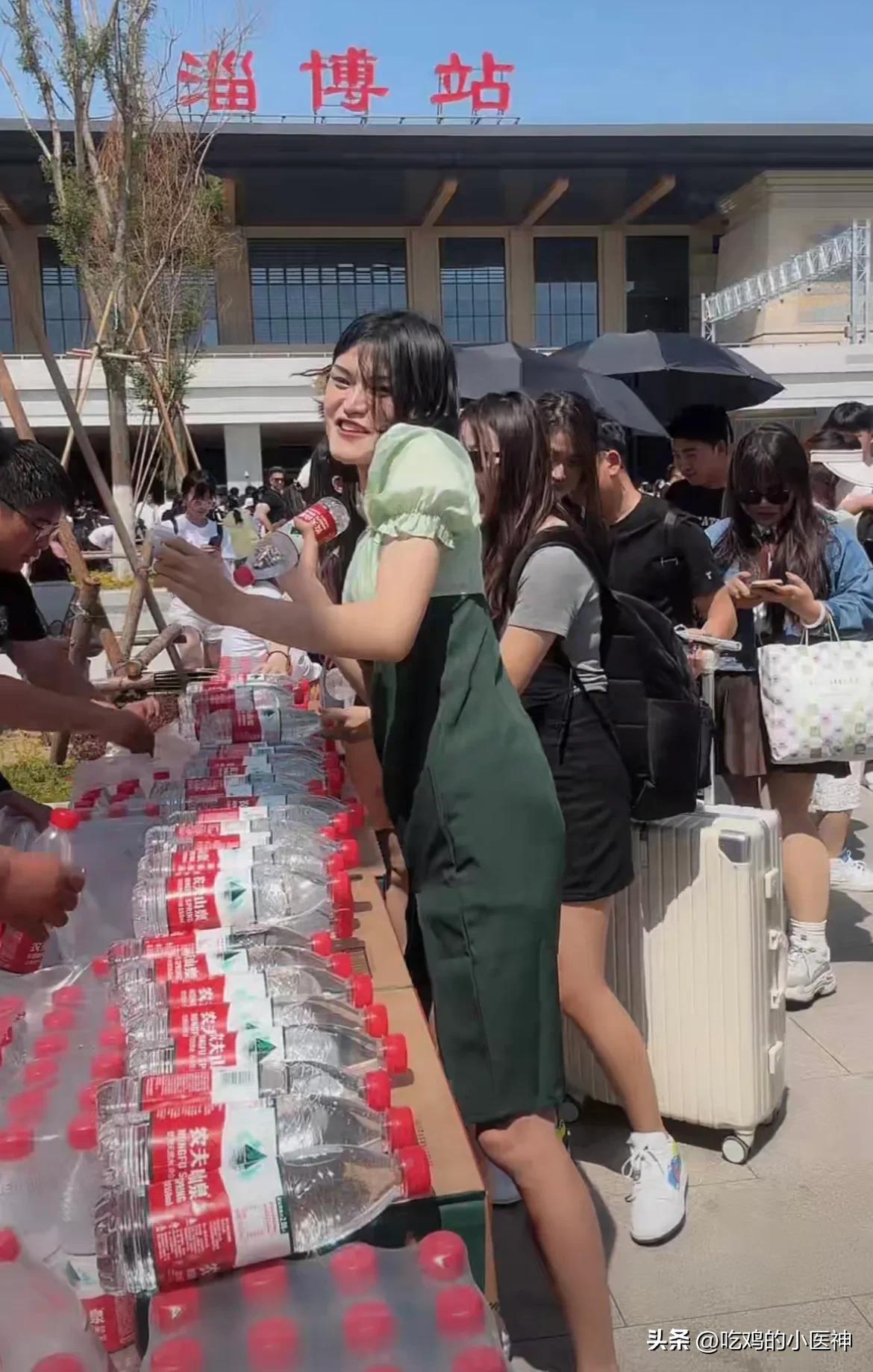 山东小伙免费送水,淄博火车站免费领水是怎么回事