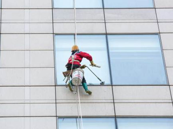 高空作业绳被七旬老头割断后续,老人割断工人安全绳工人怎么样了