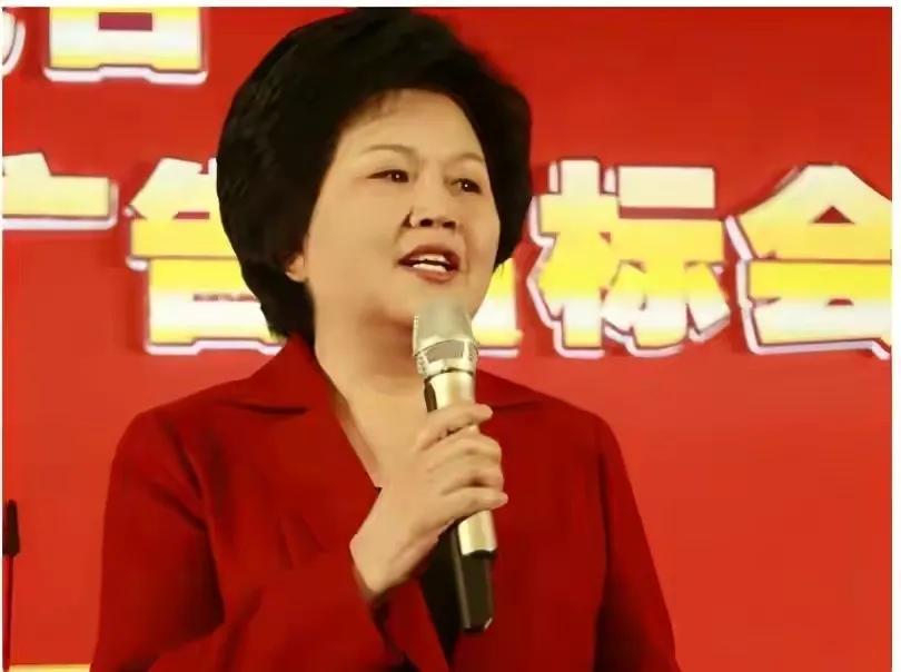 央视播音33年，搭档罗京去世后自请离职，74岁的刑质斌如今怎样了