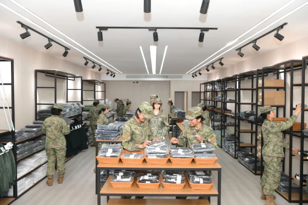 VR试镜、自主选购、即申即领！火箭军某部线下超市，多款被装“一站式”购齐！