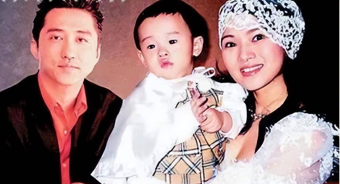 才女伊能静，童年坎坷：被父抛弃、“狗链”栓脖又被逼吃“狗粮”