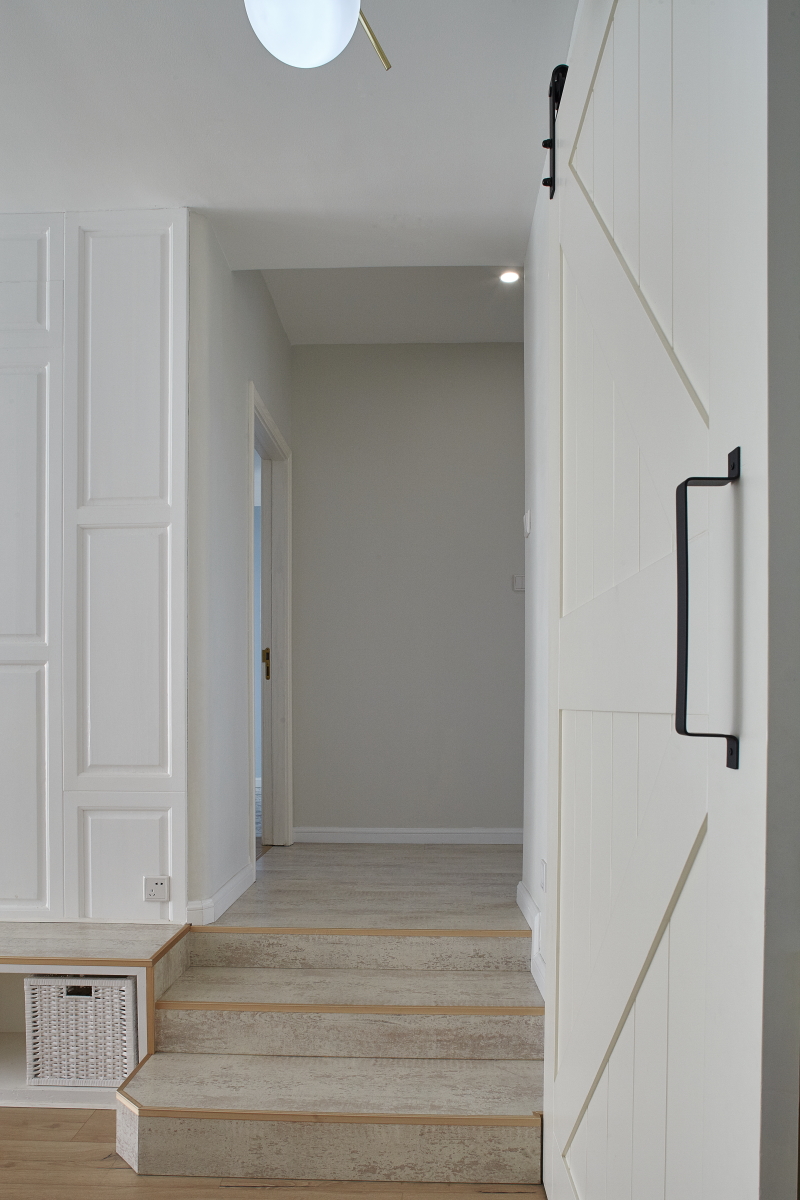 她家用木器漆打造出了独一无二的电视背景墙