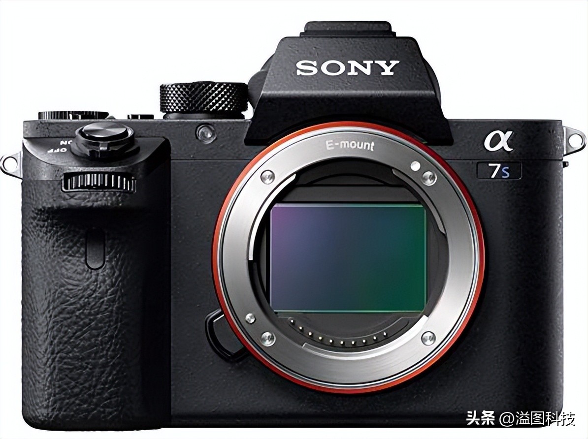 《更衣人偶坠入爱河》中的美少女选了哪款相机？