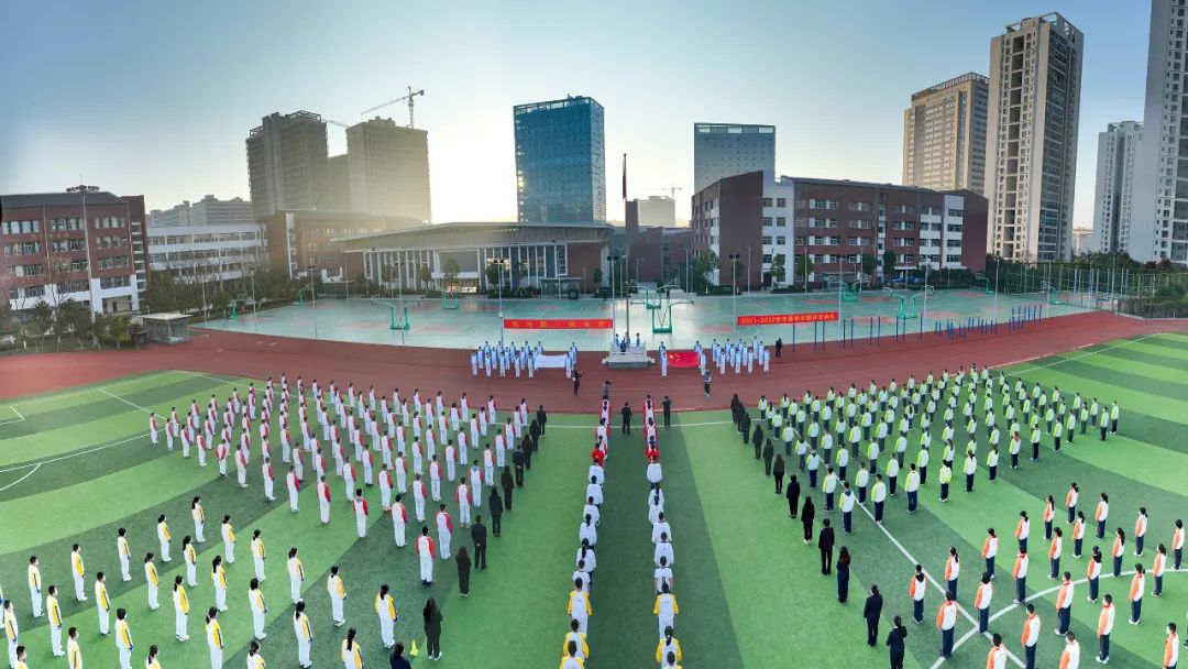 3000多名师生传递国旗为祖国庆生,开学典礼百人传旗