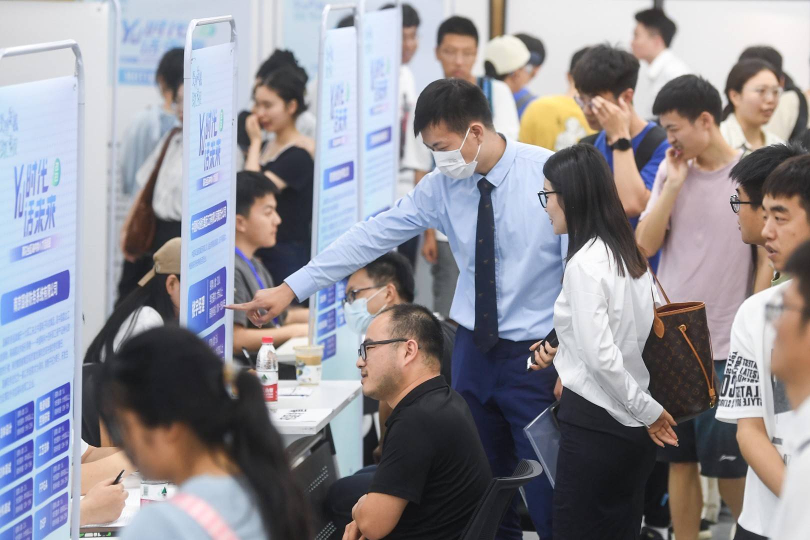 政经1号︱对这个最想留住的“幸运”，南京真的是满满诚意