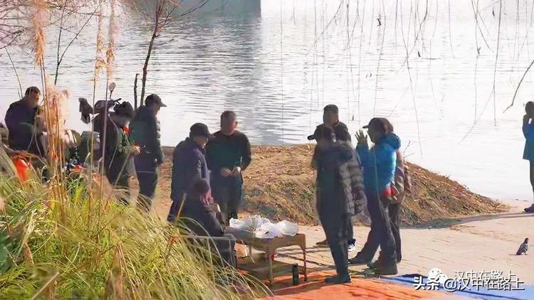 冬泳爱好者低温中畅游泳,冬泳爱好者激情畅游越冷越泳