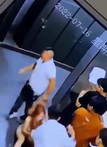 惊爆!女子遭男子性侵羞辱,现场视频曝光!