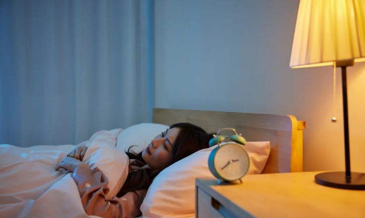 女子独自租酒店公寓 (独居女生租公寓)