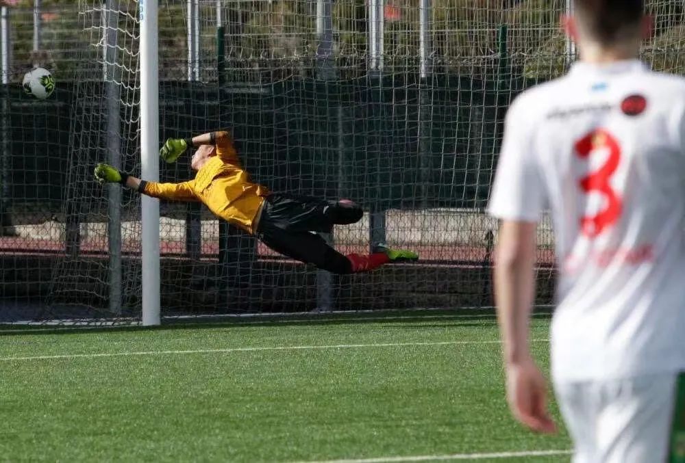 足球少年逐梦百年,足球少年征战绿茵