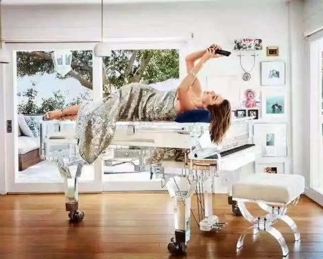 华裔富豪贪污35亿，拿钱泡遍全球女星，被4国通缉，他怎么做到的