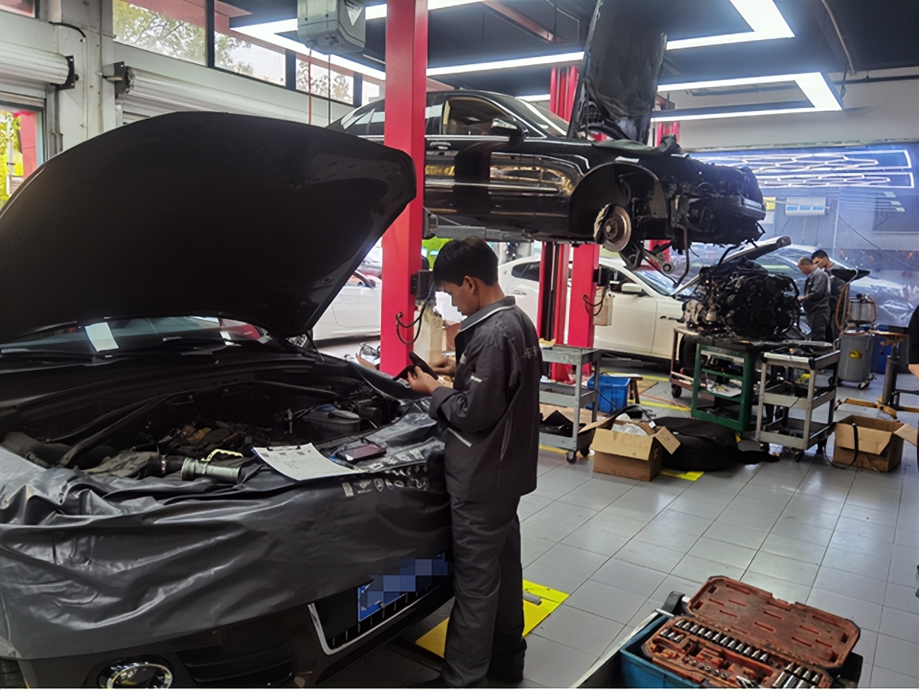 隔壁有两家“猫虎狗”,生意依旧红红火火，150平修车行如何做到的