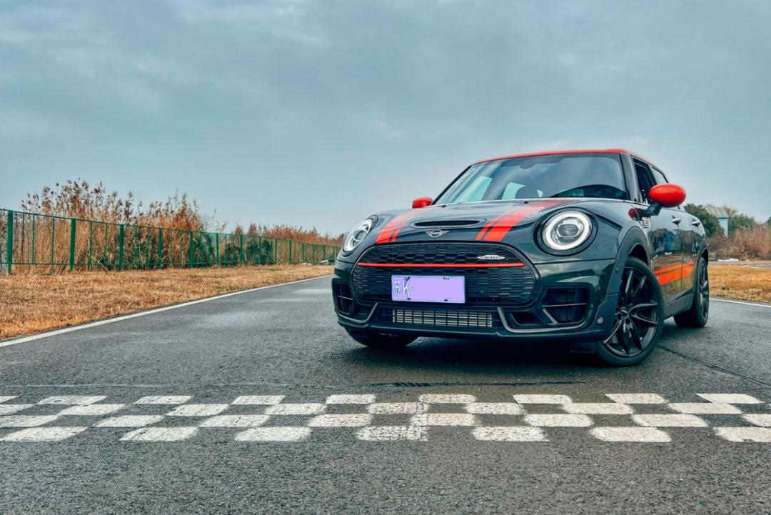 宝马三系330li驾驶感受,拥有一辆宝马三系的体验