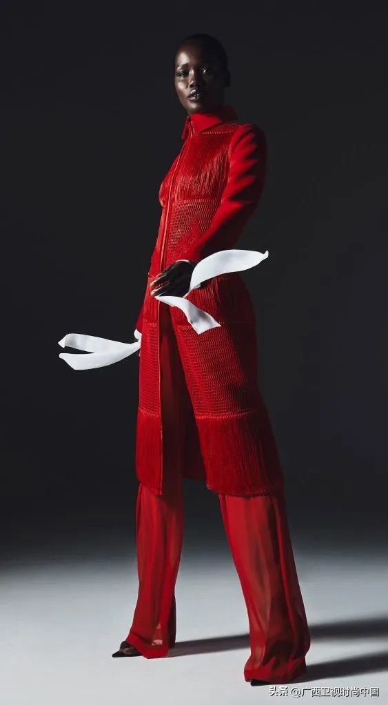 快过年了还是穿红色喜庆点,快过年了买件红色的衣服