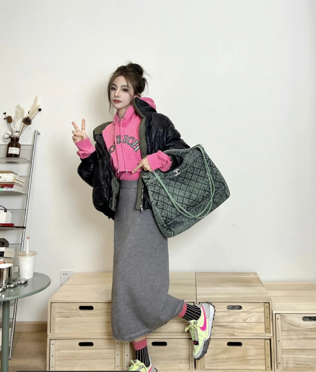 中款羽绒服配裤子好还是裙子好,羽绒服配裙子怎么搭配好看