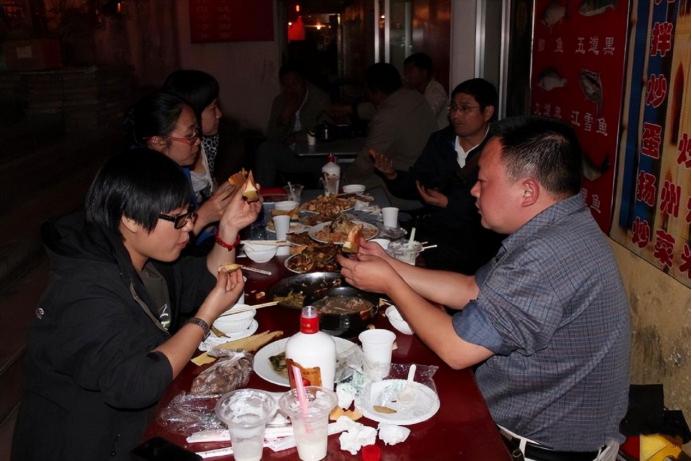 兄弟俩难得一聚，邀约吃饭，却在饭桌上差点动手，这是怎么回事？