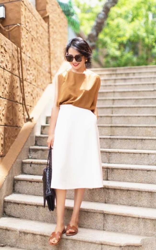 浅卡其色牛仔裤搭配夏天,高级感白色短袖搭配牛仔裤