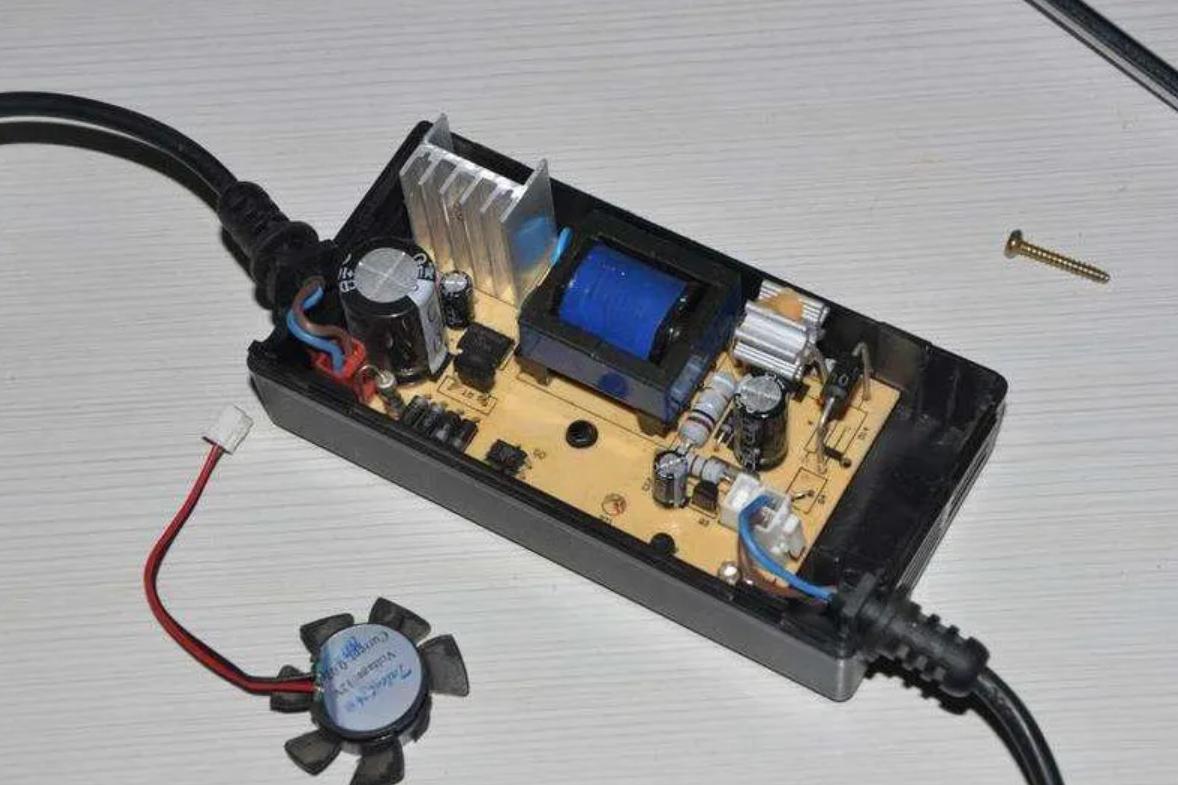 电动车可以一边充电一边开电源吗,电动车充电为什么要先接电池