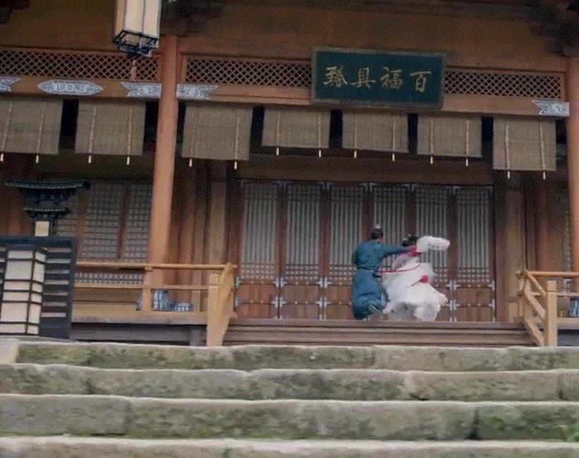 洒枸杞假装喷血、演尸体玩手机，这些穿帮镜头好敷衍，个个离谱