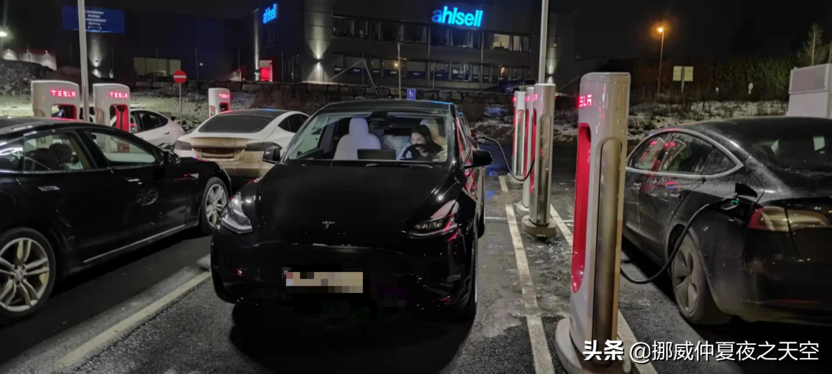 在挪威严冬12月开2021年上海出产的特斯拉YPerformance全轮驱动版