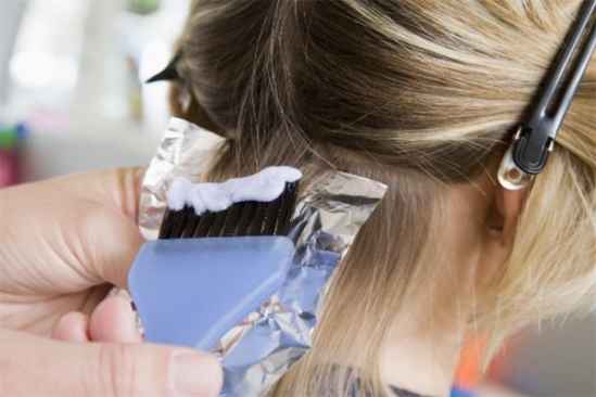 染发后掉发严重怎么补救,多次染发会导致毛囊坏死吗