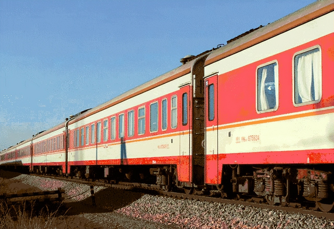 美国姑娘无法理解：中国人是不是有点闲，车票收走又还回来？