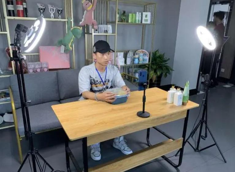 谁说大学生只追求央国政?又一新兴行业成热门,家长尊重但不支持