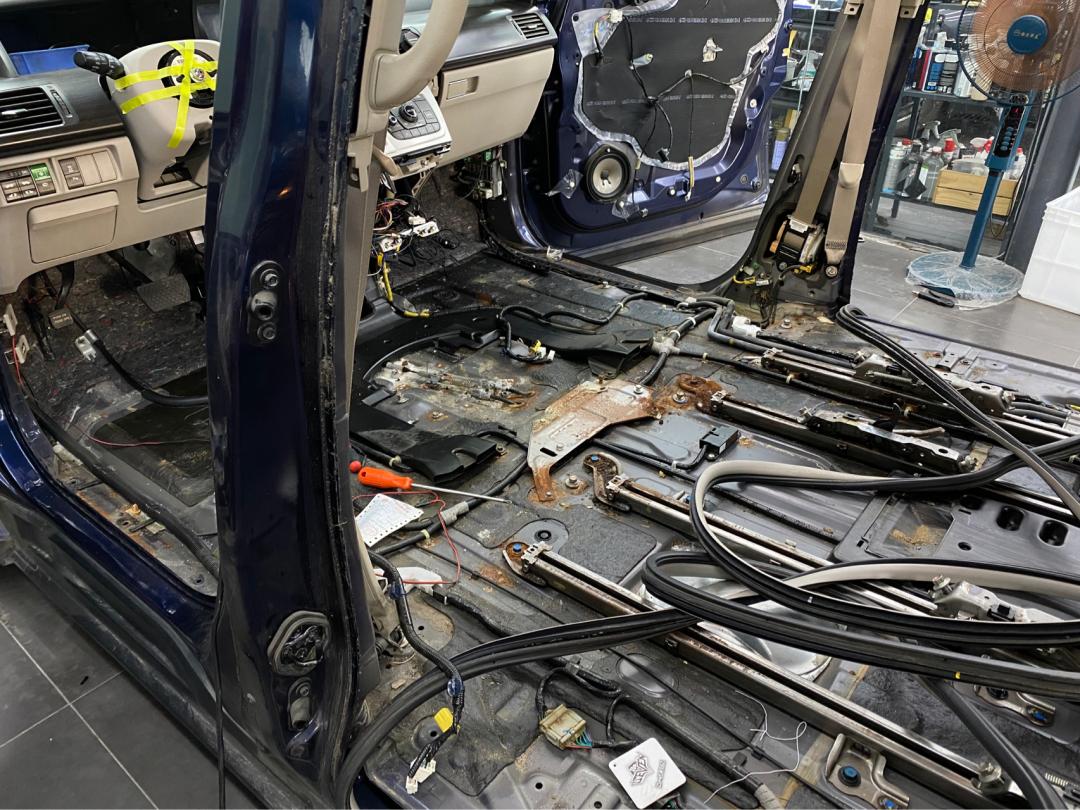 老款艾力绅二手车修复,老车翻新艾力绅