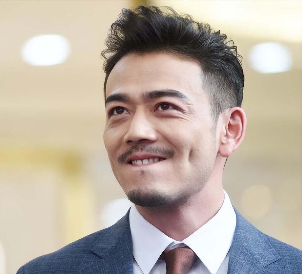 杨烁落魄总裁,杨烁落魄的时候捡垃圾