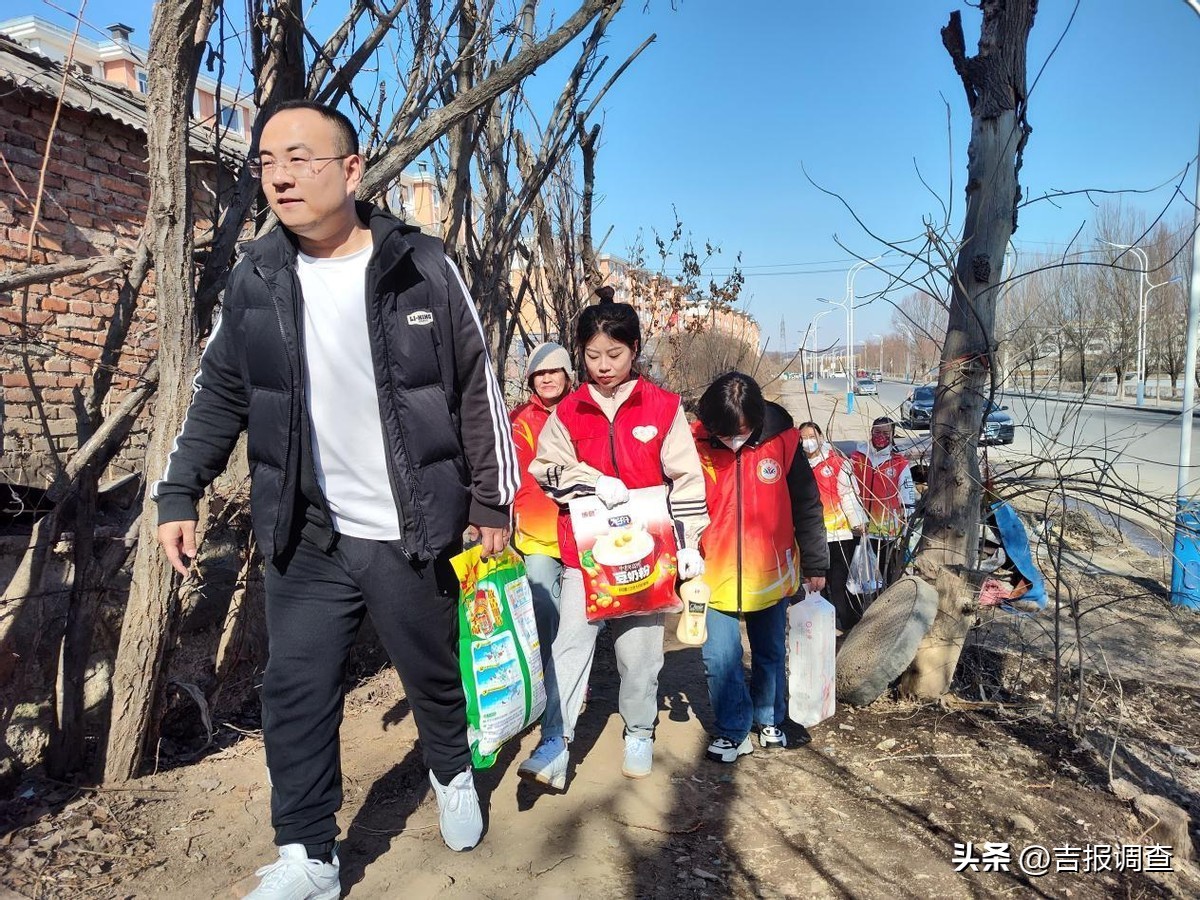 社区学雷锋志愿服务活动简报,传承雷锋精神志愿者爱心献社区