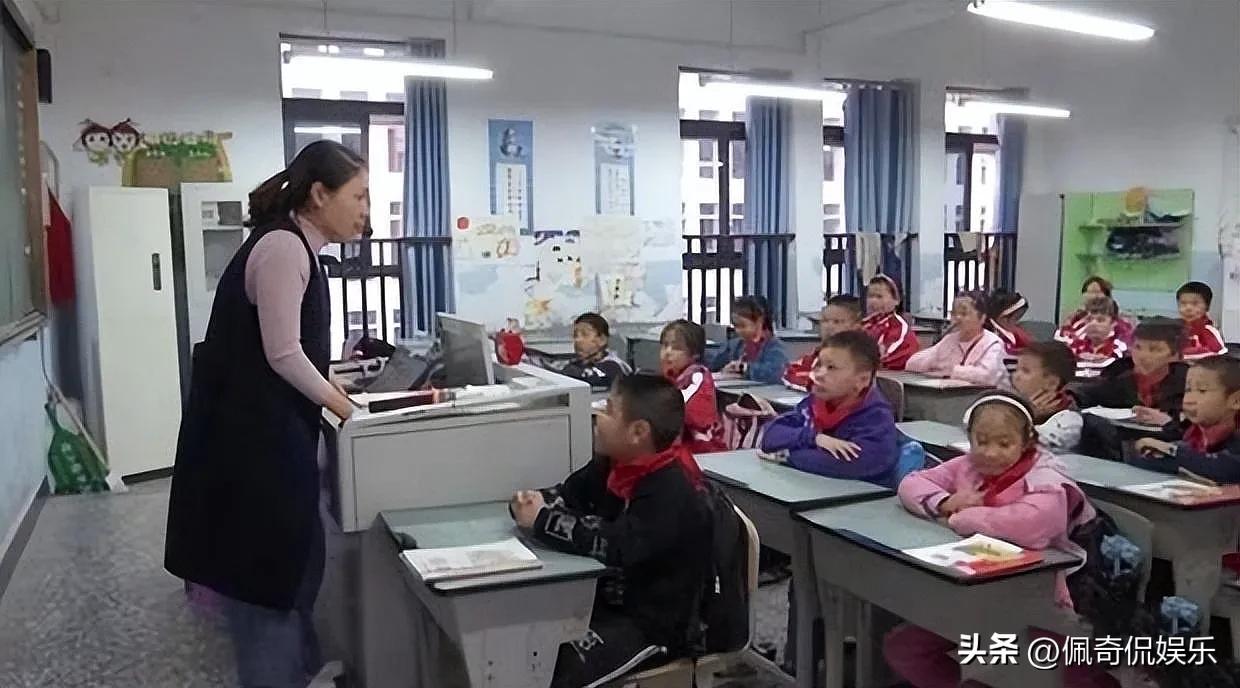 站在讲台上12年，无手无脚，用她残疾的手臂给山区的孩子指引方向